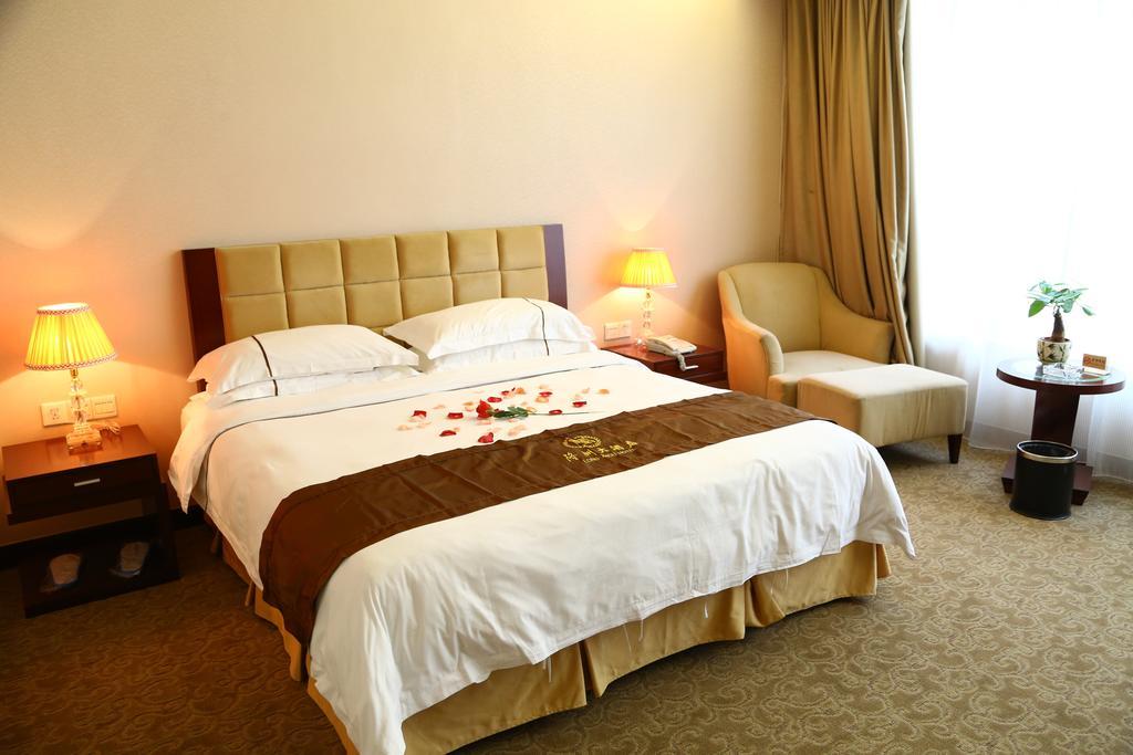 Long Zhou Grand Hotel Гуанчжоу Номер фото
